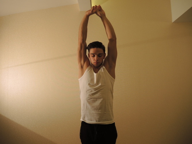 Nugaros mankšta rankų pakėlimas