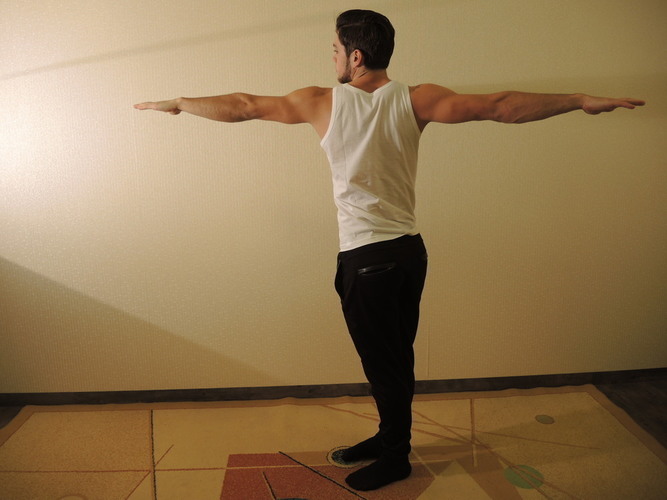 Nugaros raumenų mankšta sukantis ištiestomis rankomis