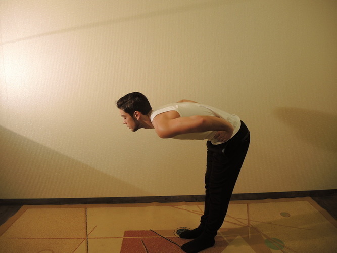 Nugaros mankštos pratimai, lenkimasis su pridėtomis rankomis